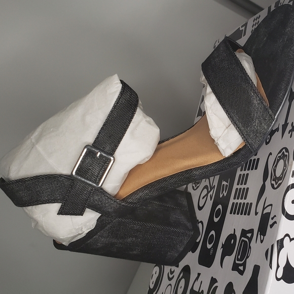 Heels - Picture 3 of 4